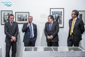 El Embajador Argentino en España, Ramón Puerta, inauguró una muestra sobre Borges en Madrid